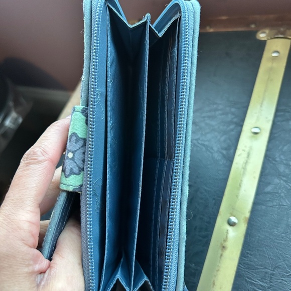 Vera Bradley Large Tab Wallet - Picture 3 of 5